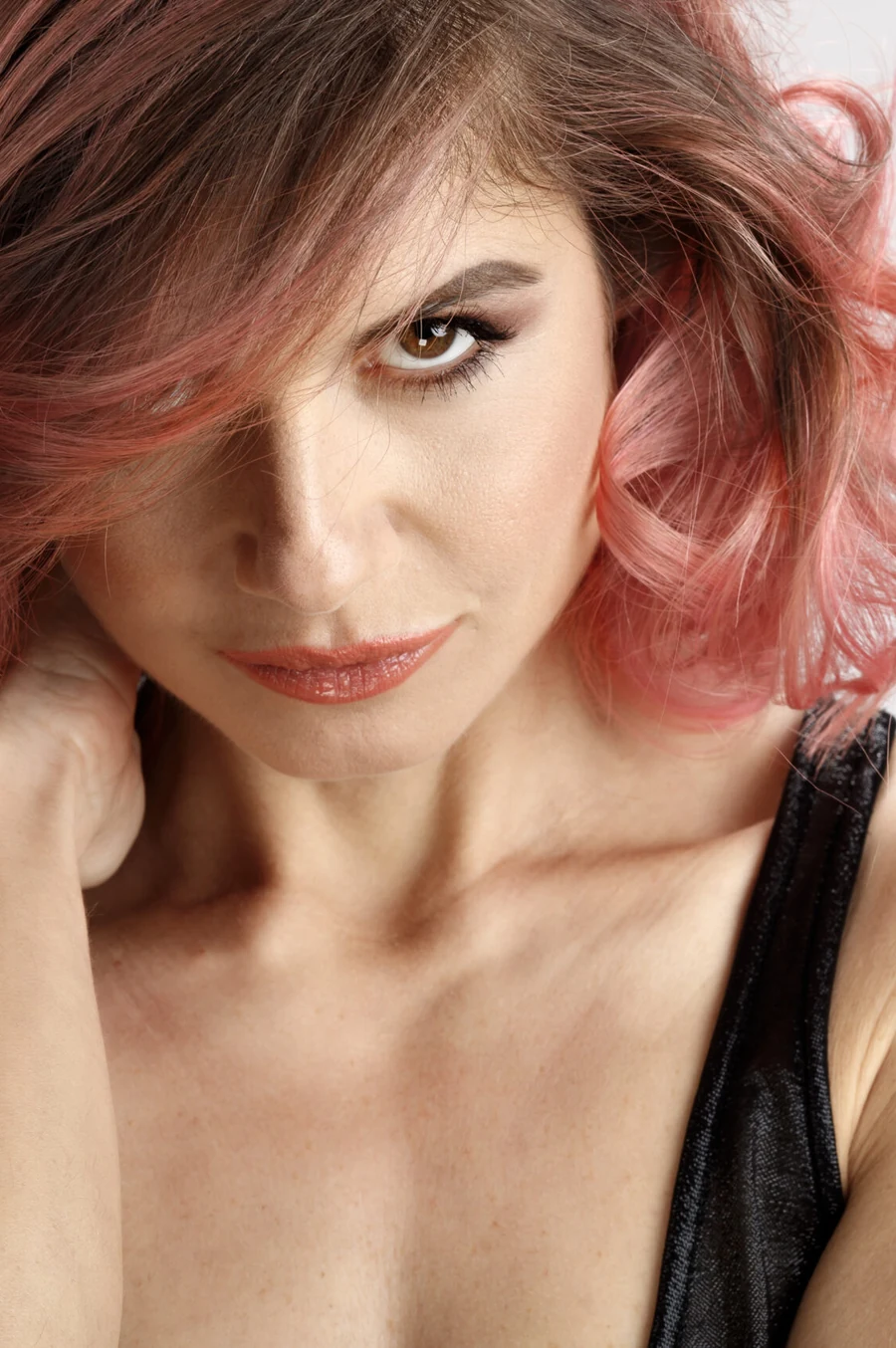 MILLA, primo piano con i capelli rosa