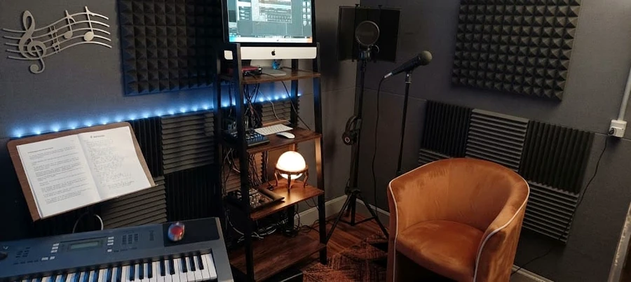 Lo studio di MILLA ad Aprilia: tastiera, microfono, pannelli fonoassorbenti e poltrona